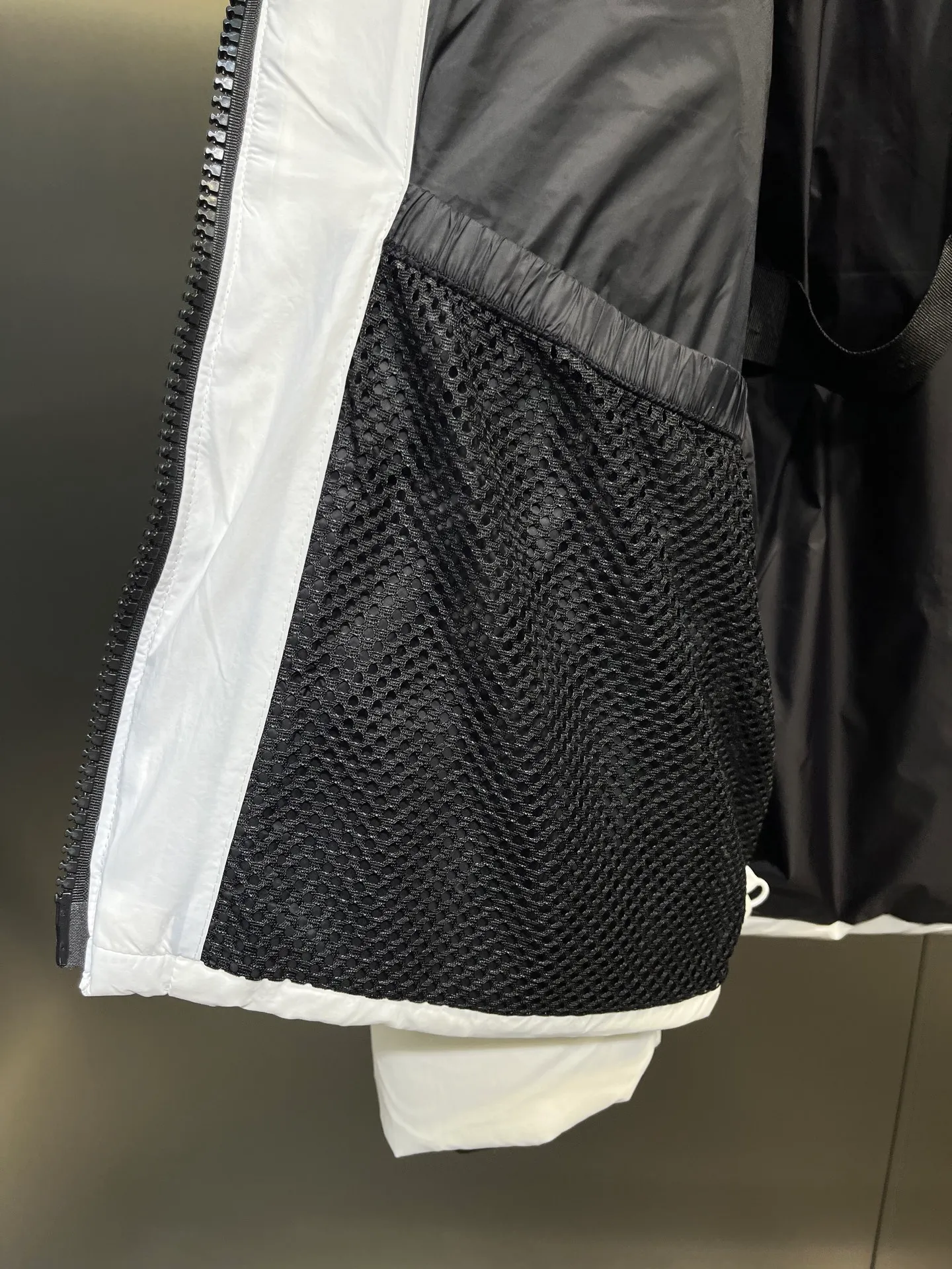 P740 Canada Goose🌟Ouyang Nana's same style 3m reflective black label down jacket junction junction parka is light weight and warm. The Junction Parka is made from soft enduraluxe fabric with cordura for added durability in high-wear areas, making it lightweight and durable. 360-degree reflective strips on the collar improve visibility in low-light environments. Features a removable hood for easy wearing during transitional periods when the weather warms up.  size：xs-xxl